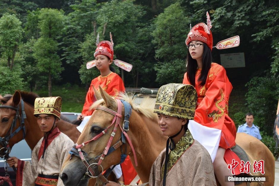 湖北高考状元榜眼骑马游园引围观