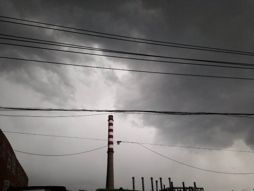 长春午后狂风骤雨 春雷滚滚白昼如夜