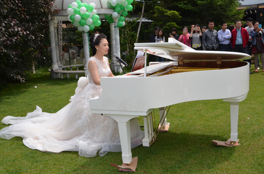 长春一新娘草坪婚礼上钢琴弹唱惊艳