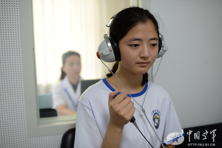 参加定选检测的女学生进行电听力检测.余红春摄