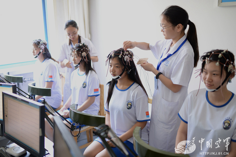 参加定选检测的女学生进行脑电图检测.余红春摄