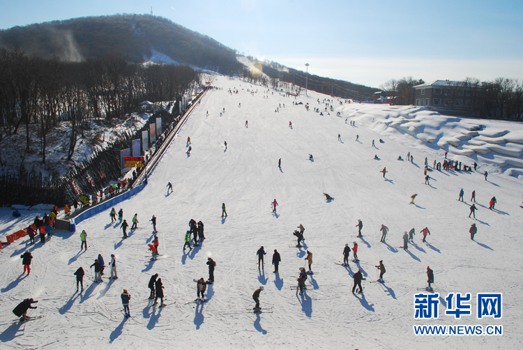 长春庙香山滑雪场24日"开滑" 游客尽享冰雪乐趣