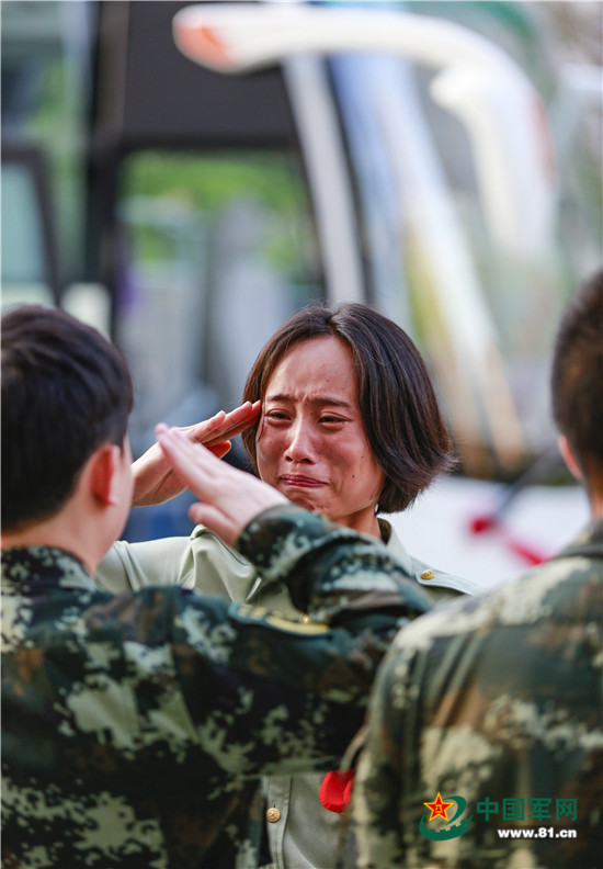 催泪!漂亮大学生女兵这样挥别军旅