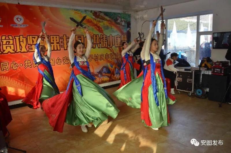 活动在朝鲜族非遗舞蹈《刀舞》中正式拉开帷幕.